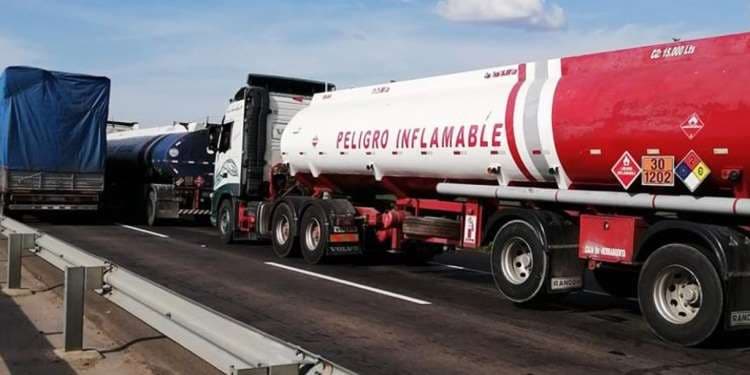 Camiones cisternas hacen cola para cargar combustible