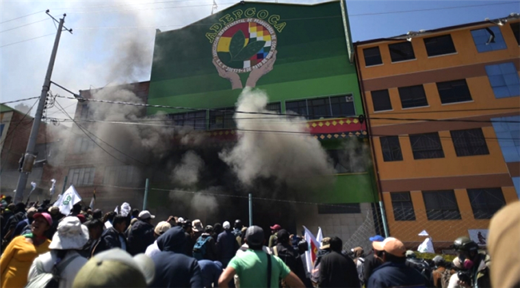 El conflicto por el mercado legal de la coca se desbordó en La Paz en 2022. Foto. Internet