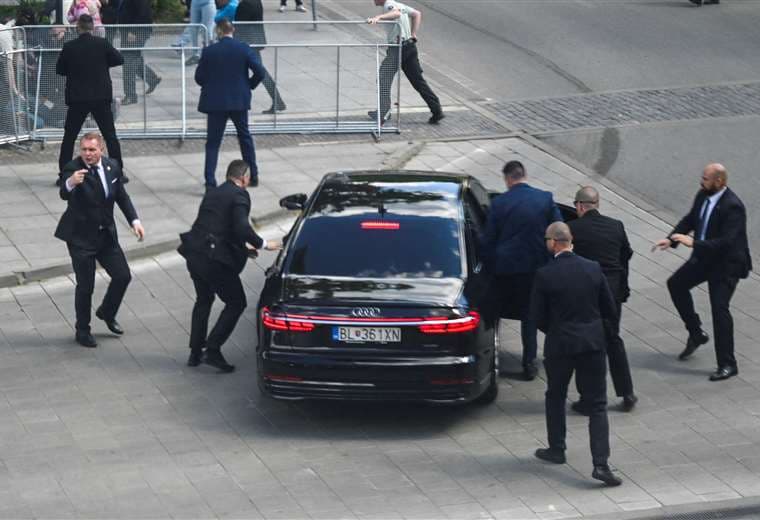 El primer ministro de Eslovaquia, Robert Fico, resulta herido de gravedad tras recibir varios disparos "en un intento de asesinato"