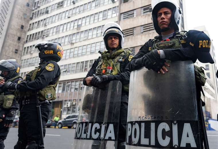 Policías custodian el edificio de la Fiscalía Nacional en Lima / AFP