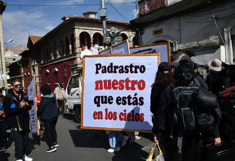 Activistas conmemoran un año desde que se revelaron los casos de pederastia en Bolivia