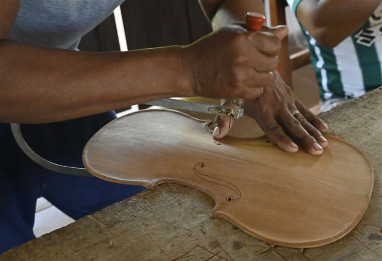 Los lutieres indígenas que ofrecen sus violines a Bolivia desde la Amazonía