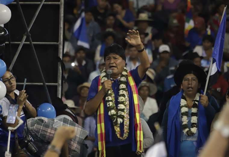 Evo Morales se dirige a sus simpatizantes en el ampliado del MAS. Foto| APG