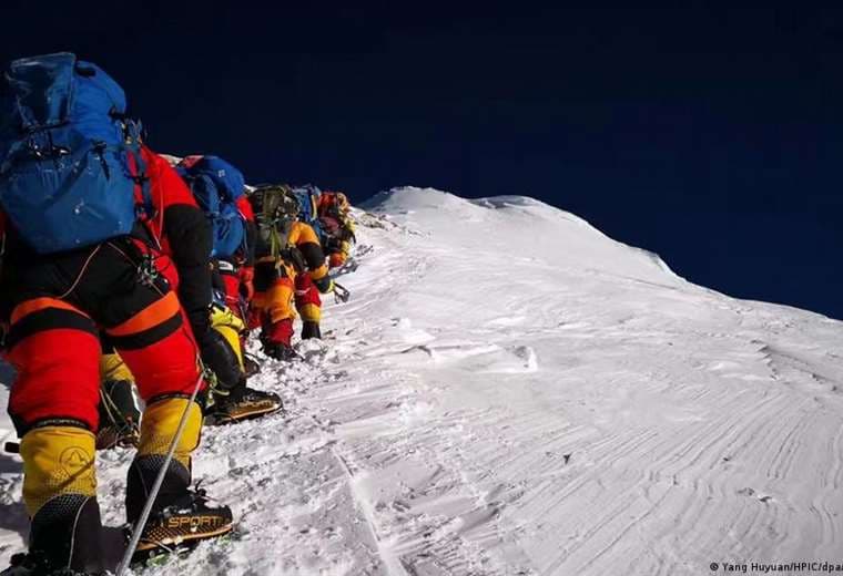 Hallan cuerpo de segundo alpinista desaparecido en el Everest