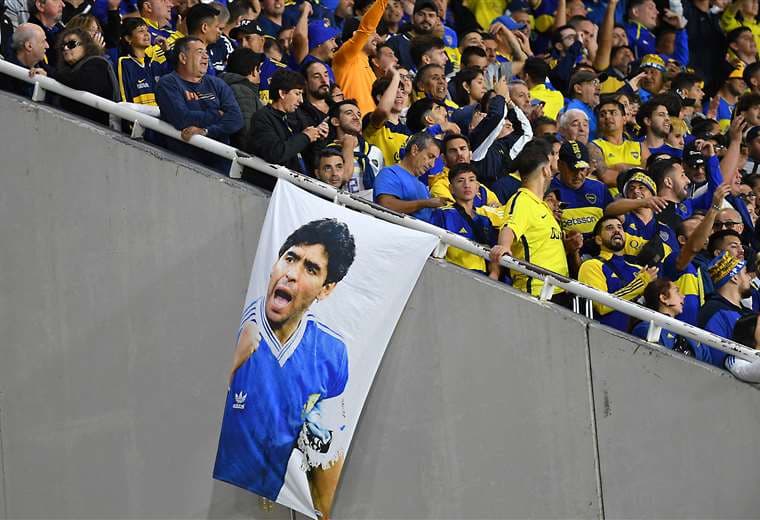 Fans de Boca Junior colgaron una bandera de Diego Maradona / AFP