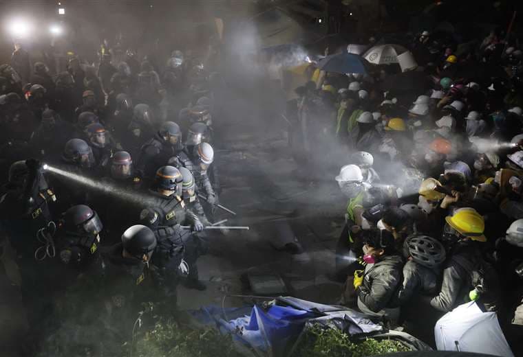 La policía se enfrenta a estudiantes en el campus de la Universidad de Los Angeles /AFP