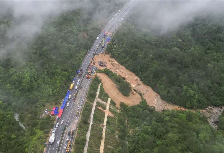 Vista aérea de una sección colapsada de una carretera cerca de Meizhou