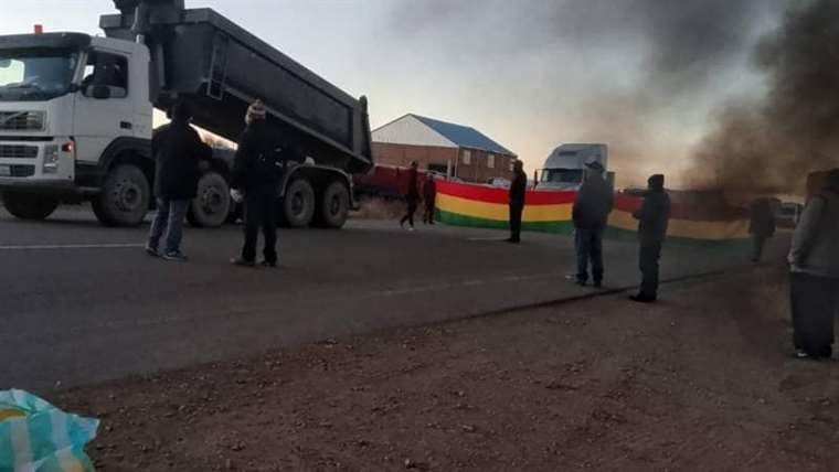 Transportistas logran atención parcial a sus demandas y suspenden bloqueo en la ruta Oruro - La Paz