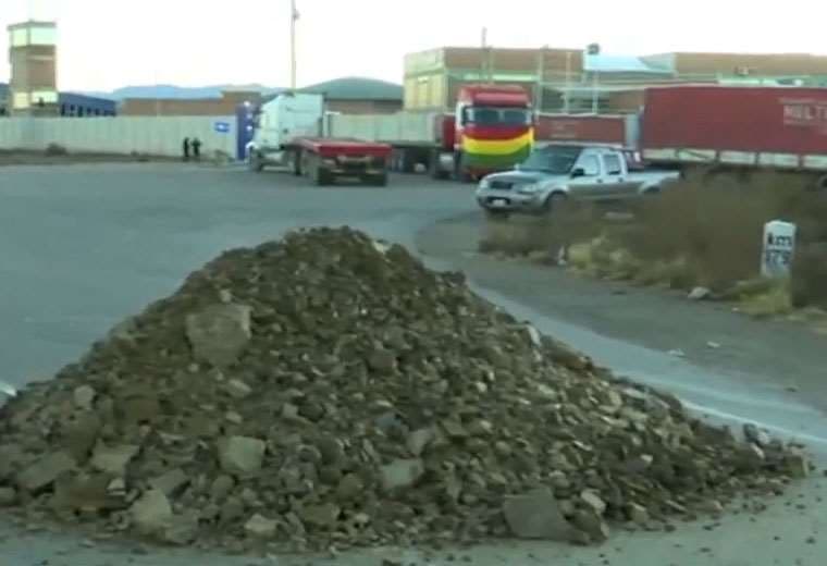 Transporte pesado bloquea la vía La Paz-Oruro por dólares y combustibles; el Gobierno ve “fines políticos”