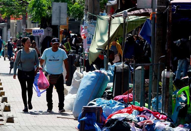 Se desborda la ocupación de calles en La Ramada y Los Pozos, y sepulta la millonaria inversión del ordenamiento 