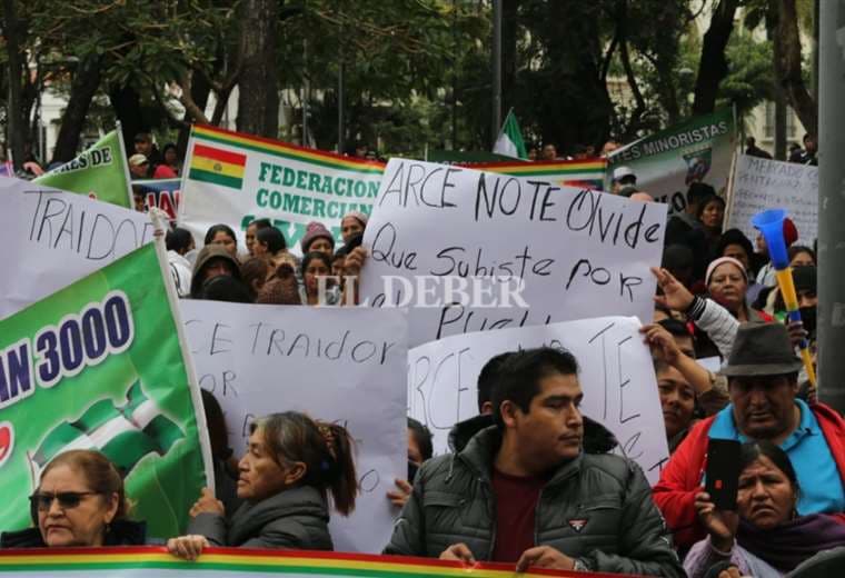 Bloqueos, marchas y caravanas marcan la jornada de protesta en Santa Cruz