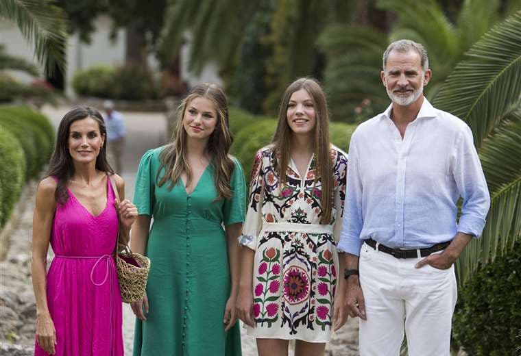 El rey Felipe y la reina Leticia con sus hijas Leonor y Sofía / AFP