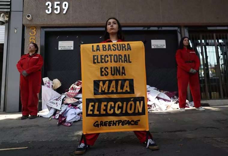 Activistas arrojaron "basura electoral" en las sedes de los partidos / Foto: Greenpeace