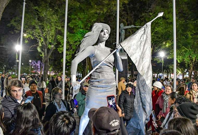 Desde el admirado Chiriguano hasta la emblemática Mujer cruceña': conozca las anécdotas de los artistas tras las estatuas vivientes