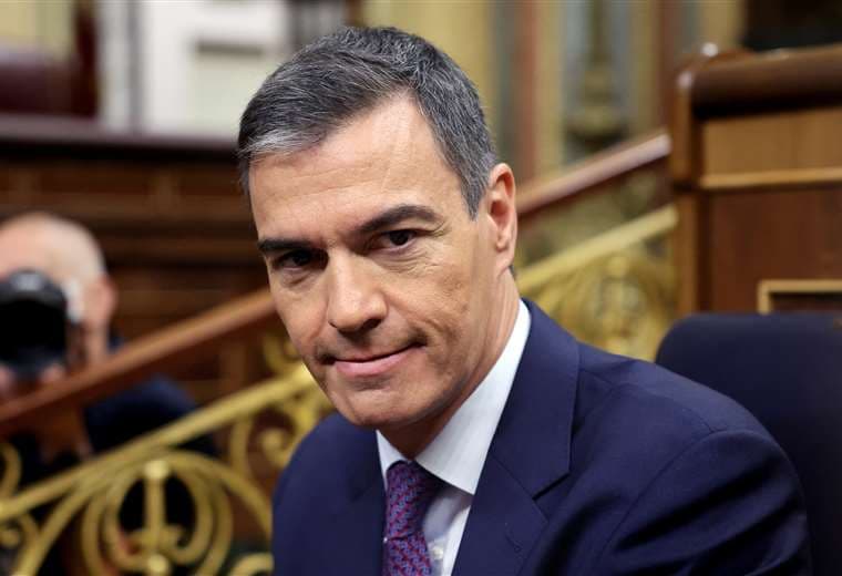 Pedro Sánchez defiende la honradez de su esposa de los ataques de la oposición y de Milei