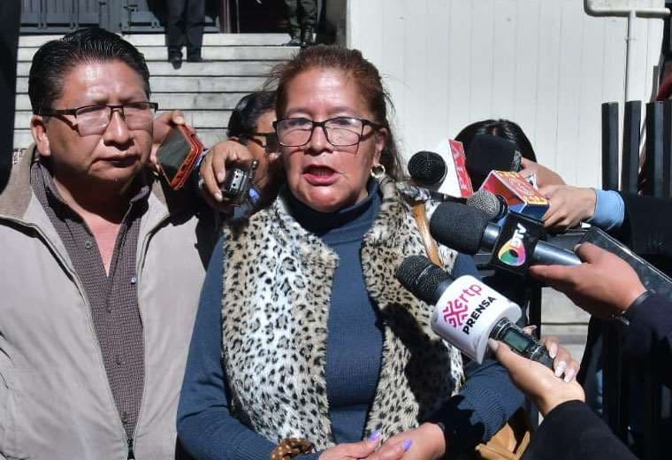 La dirigente Mercedes Quisbert habla con periodistas en La Paz. Foto: APG