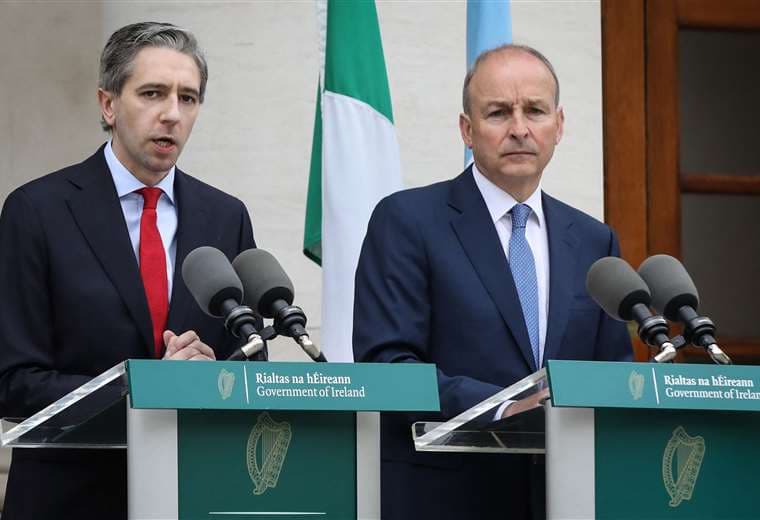Los ministros irlandeses Simon Harris y Michel Martin / AFP