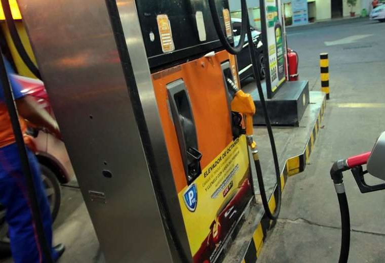 Surtidores dicen que los volúmenes de combustibles asignados por YPFB son insuficientes