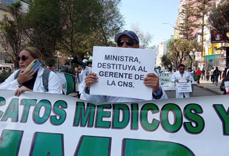 Caja Nacional de Salud ingresa a un paro de 48 horas en demanda de la destitución de su gerente