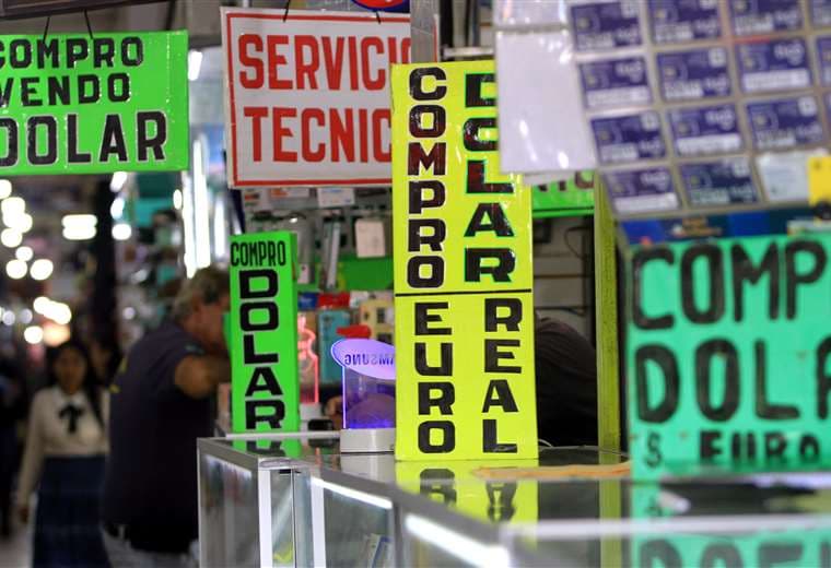 Venta de divisas en la capital cruceña / Foto: Ricardo Montero