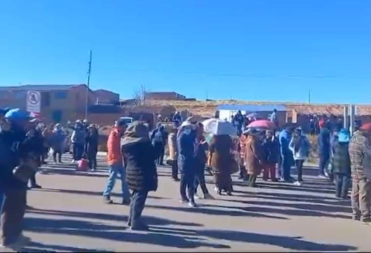 Gremiales de Oruro bloquean la vía a Cochabamba y la terminal suspende salida de buses