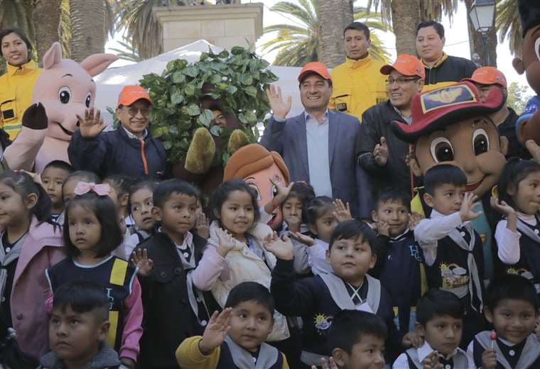 El alcalde Johnny Torres junto a los niños en el lanzamiento de la campaña 