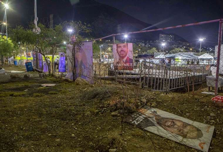Escenario colapsado en un mitin de campaña del candidato mexicano Jorge Álvarez /AFP