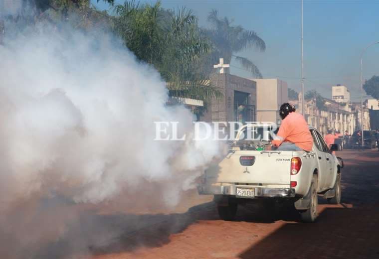 Fumigan y desinfectan los cementerios. Foto: Juan Carlos Torrejón