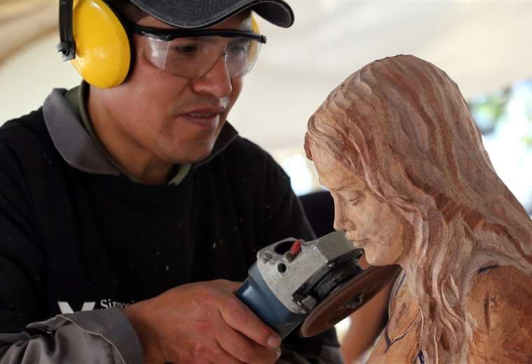 Nueve escultores transforman la madera en obras de arte al vivo