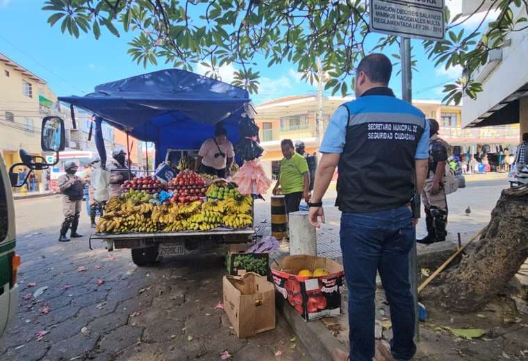 Un centenar de funcionarios municipales trata de retomar el orden en antiguo mercado Los Pozos 