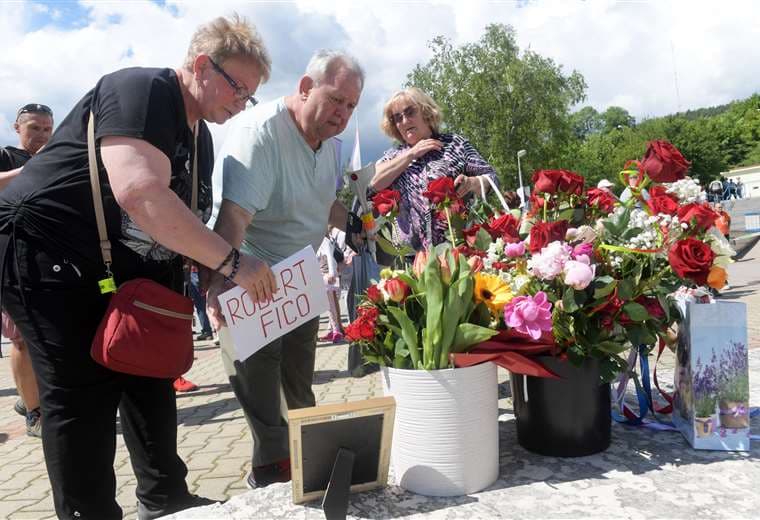 Simpatizantes de Boris Fico colocan flores frente al Hospital Universitario / AFP