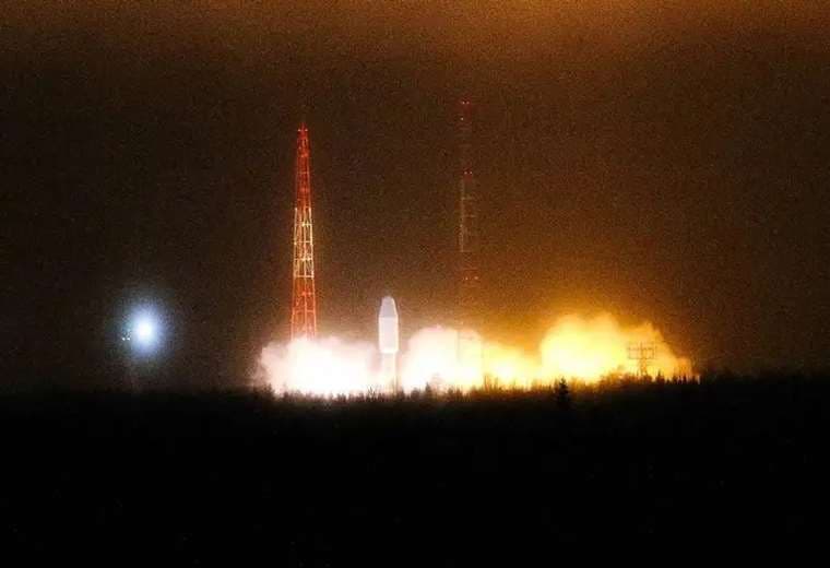 Un cohete Soyuz-2 1b que transporta una nave espacial rusa