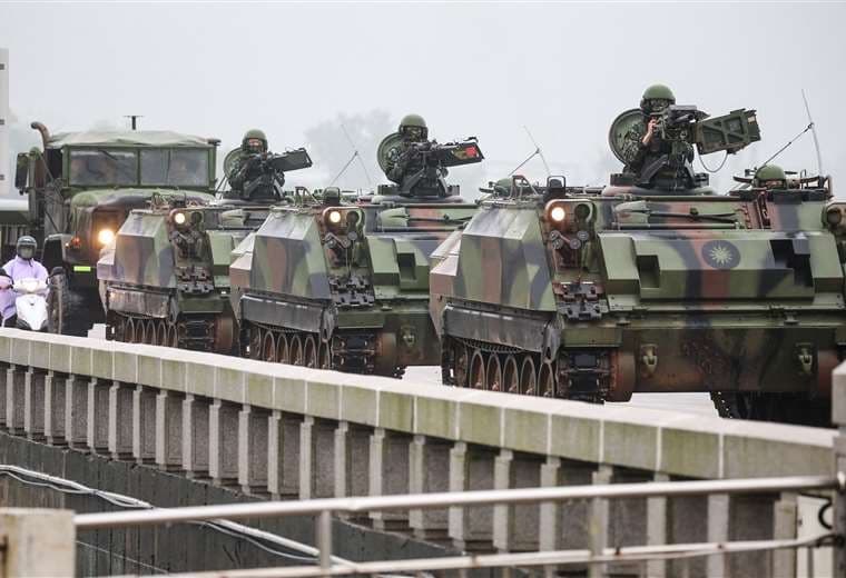  Vehículos blindados taiwaneses en una calle en Kinmen / AFP