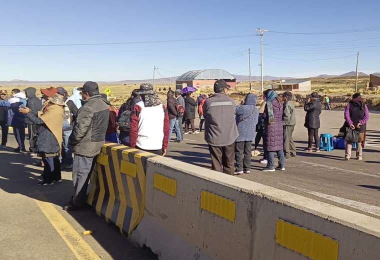 Gremiales de Oruro reinstalan el bloqueo en la vía a Cochabamba y la terminal vuelve a suspender salida de buses