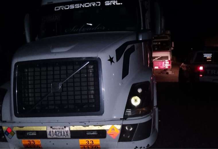 Chofer muere aplastado entre dos camiones mientras ayudaba a estacionar un cisterna