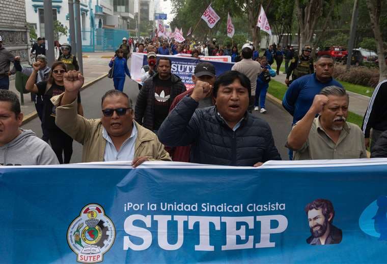 Maestros de Perú marchan exigiendo mejoras salariales / AFP