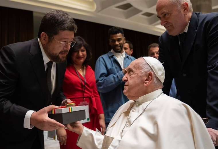 Samuel Doria Medina llevó regalos de manos bolivianas al papa Francisco