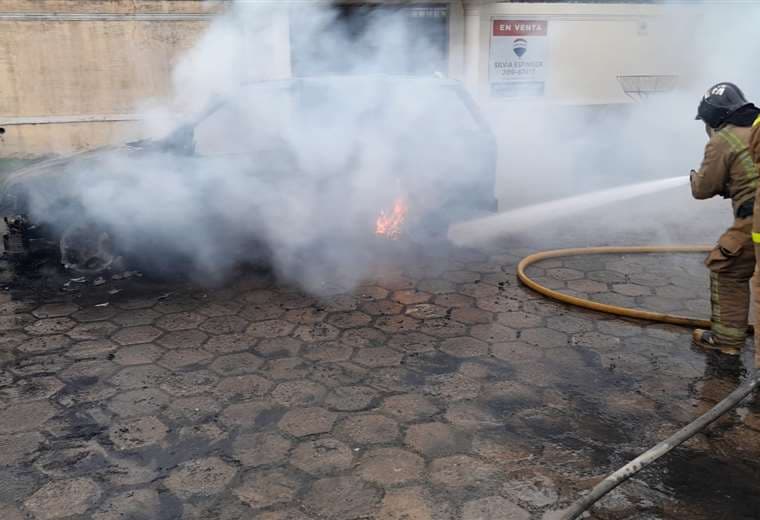 Fuego consume vehículo en el cuarto anillo y avenida Piraí