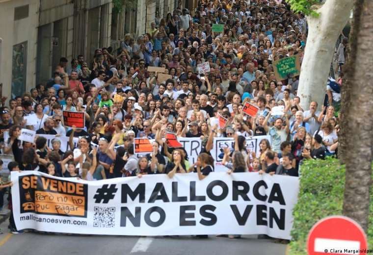 Multitudinaria protesta en Mallorca contra el turismo masivo
