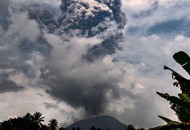 El monte Ibu arroja ceniza volcánica / Foto: AFP