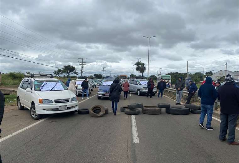 Warnes: transportistas bloquean la carretera y amenazan con un paro indefinido