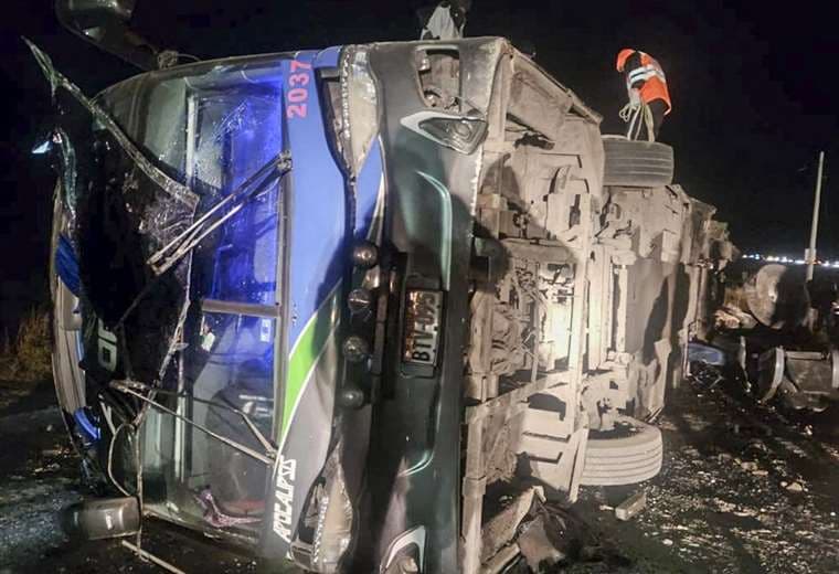 Un autobús se estrelló contra un tren de carga en Lima / AFP 