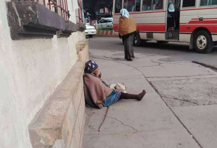 Una persona adulta en situación de calle en Tarija. Foto: David Maygua