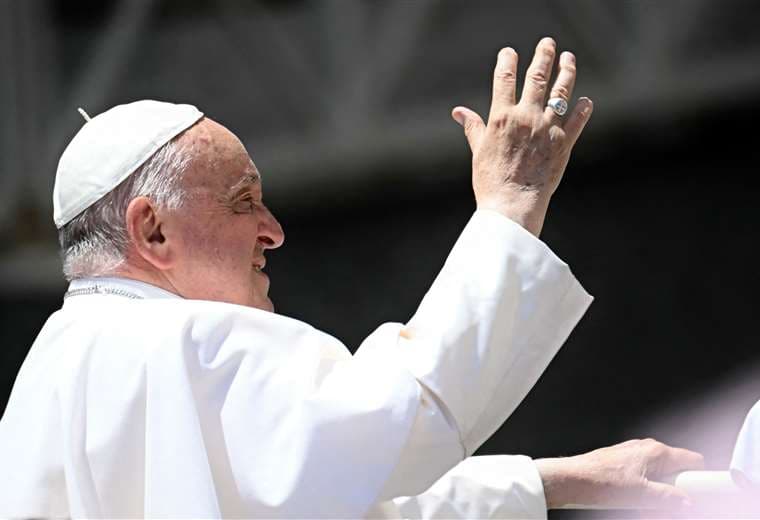 Papa Francisco saluda a la multitud al salir después de celebrar una misa / AFP