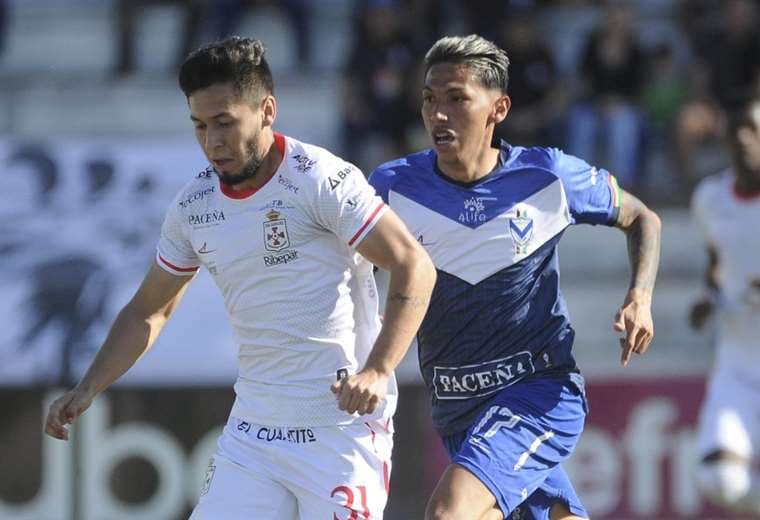 El jugador de Real SC, Cárdenas (Izq.), trata de escapar a la marca de Sánchez. Foto: APG 