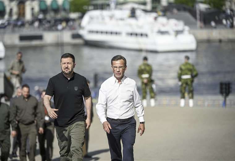  Volodymyr Zelensky y el primer ministro sueco, Ulf Kristersson / AFP