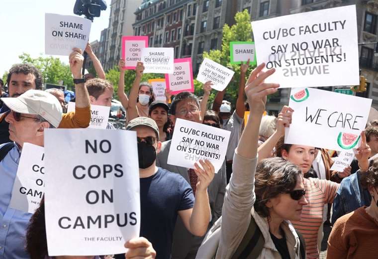 Profesores de la Universidad de Columbia protestan en el campus / AFP