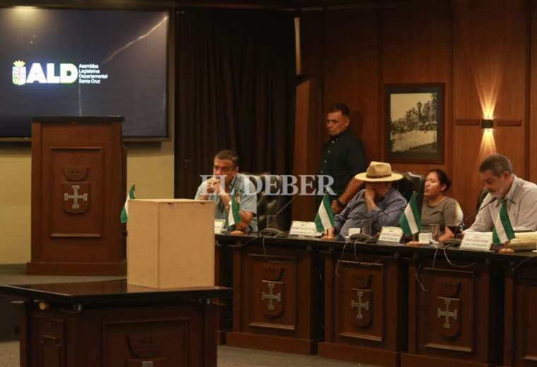 Salón de la Asamblea Legislativa sin la foto de Luis Fernando Camacho