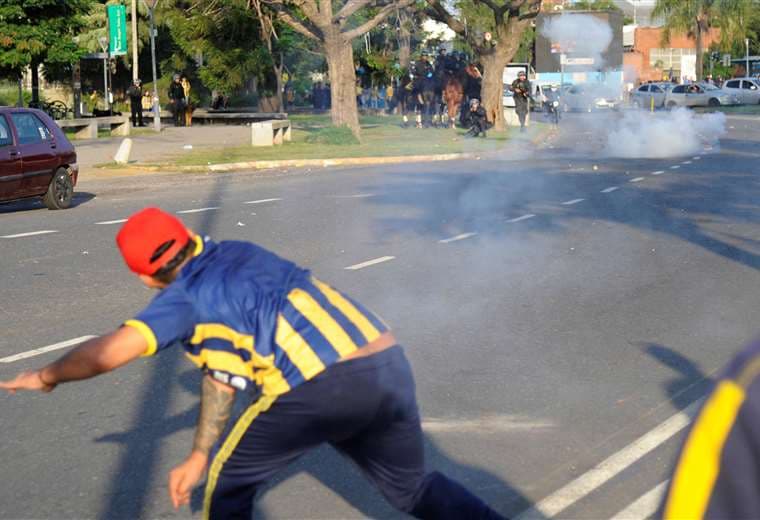 Hincha de Rosario Central se enfrentan a policías en Argentina /Foto: AFP