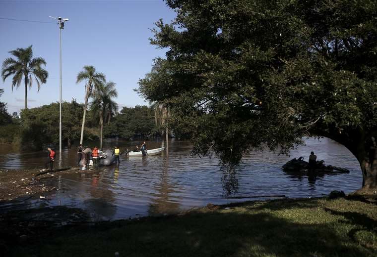 Voluntarios trabajan en operaciones de rescate en el lago Guaiba en Porto Alegre / AFP